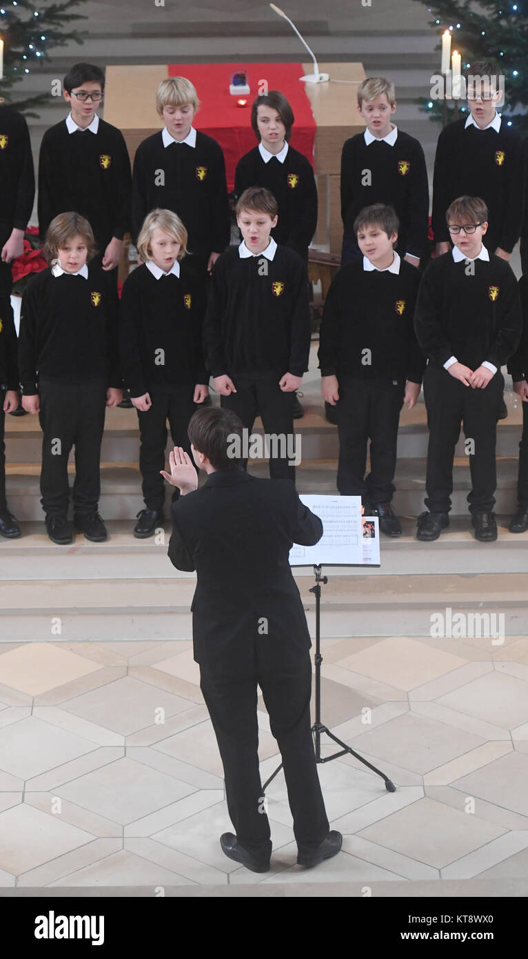 The Toelz boys' choir singing during the ecumenical Christmas carol service in the church room at the Stadelheim Prison in Munich, Germany, 22 December 2017. Photo: Felix Hörhager/dpa Stock Photo