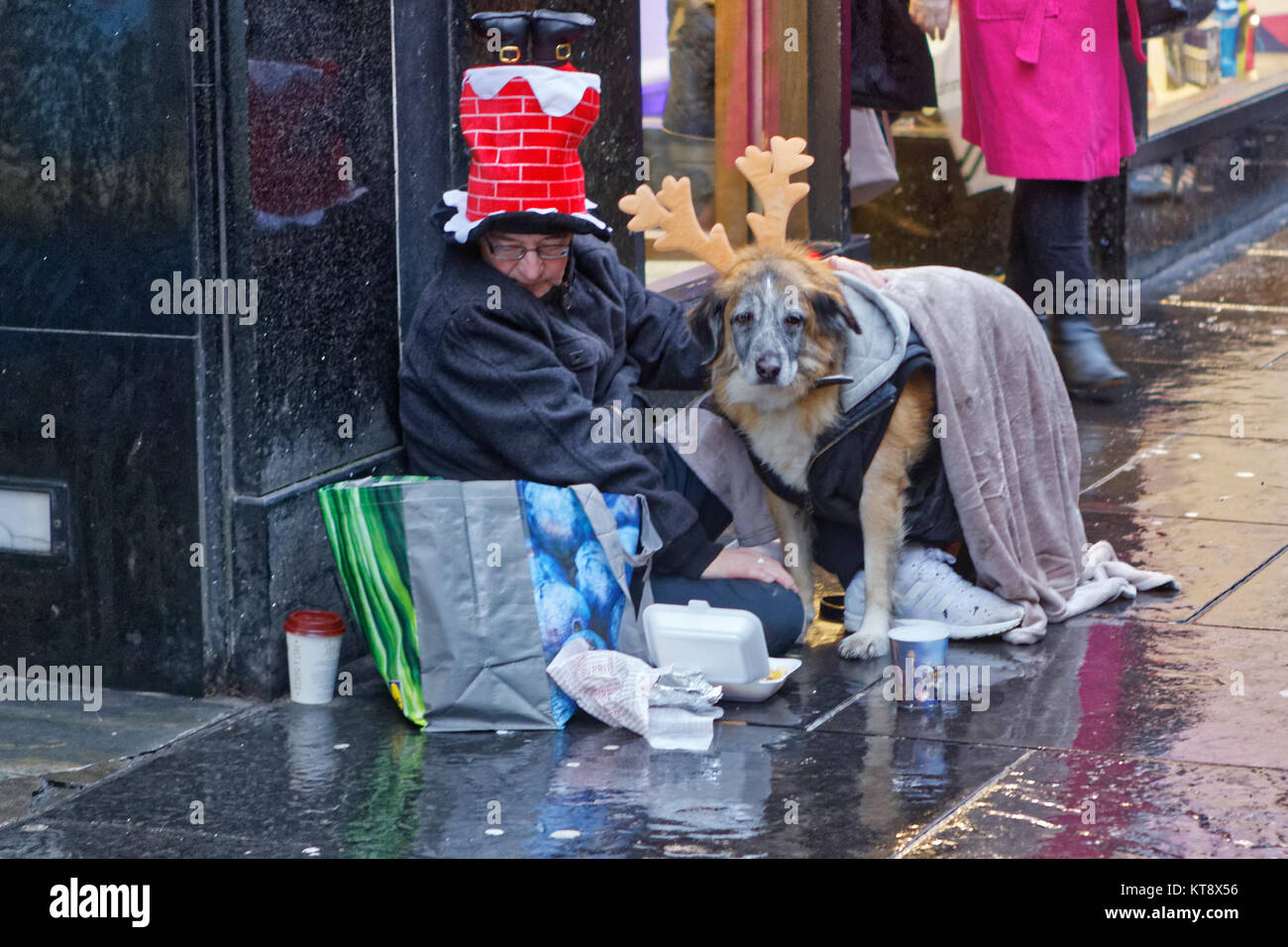 Glasgow, Scotland, 22nd December. Homelessness at Christmas now a tourist attraction in the city with the new world famous homeless Jesus statue in Nelson Mandela place and the new theatrics of beggars. Credit: gerard ferry/Alamy Live News Stock Photo