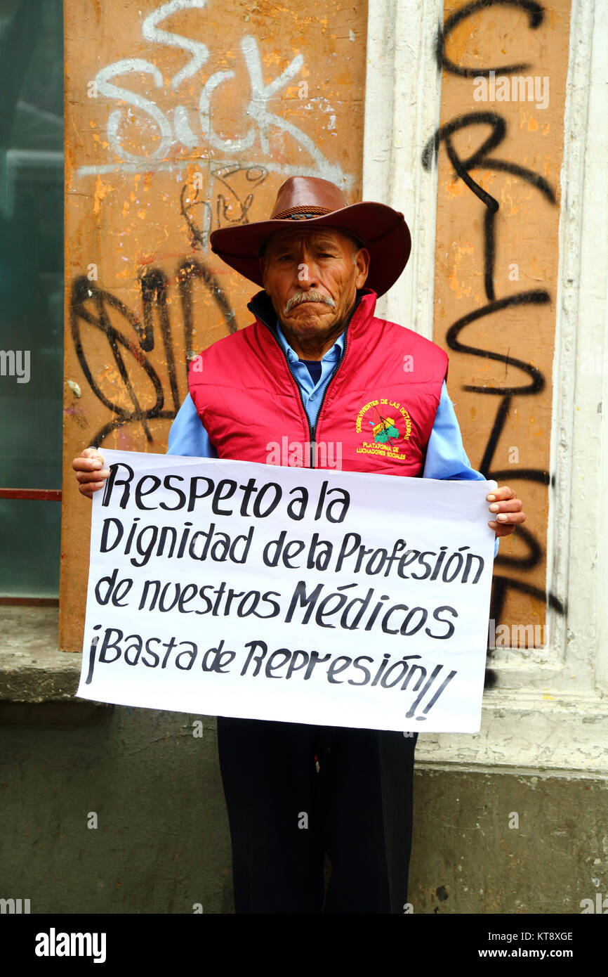 La Paz, Bolivia. 22nd Dec, 2017. A victim of Bolivia's military dictatorships of the 1970s and 1980s holds a placard demanding that the government shows respect for members of the medical profession during a protest outside the Ministry of Justice building. Health service workers in Bolivia have been on strike for 30 days over laws in the new Penal Code that they say allow excessive sanctions for medical negligence and effectively criminalise their profession. Credit: James Brunker / Alamy Live News Stock Photo