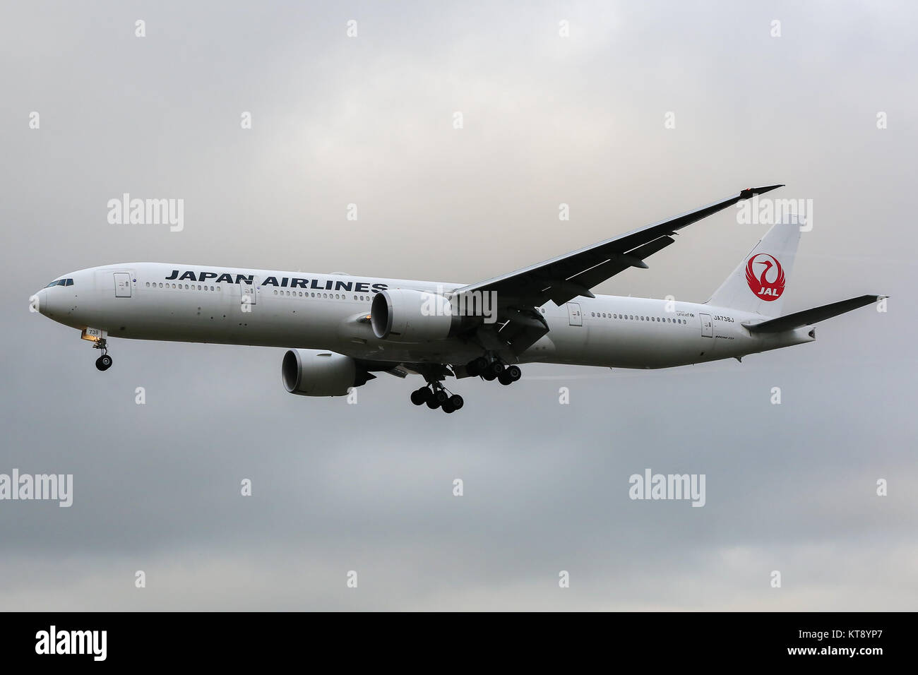 Japan airway approaches london heathrow hires stock photography and