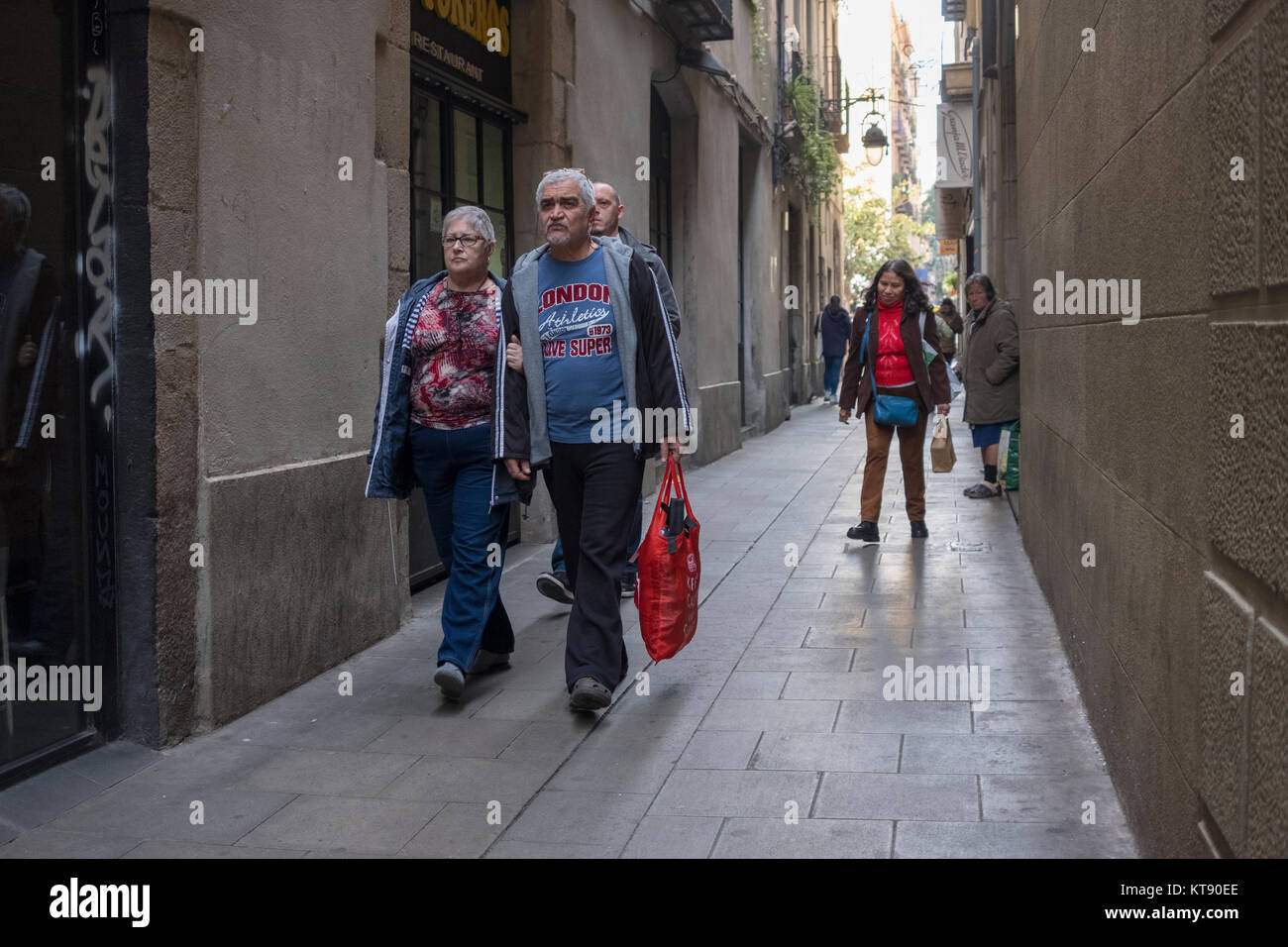 Barcelona, Spain. 22nd Dec, 2017. Barcelona citizens with their daily shopping after day of catalonia regional elections close to Boqueria Market 22nd Dec. 2017. Credit: ChaviNandez/Alamy Live News Stock Photo