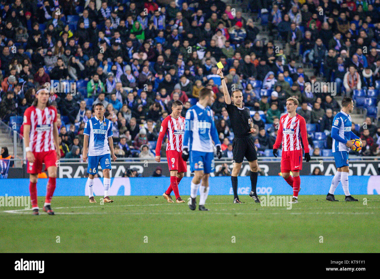 Barcelona, Spain. 22nd Dec, 2017. The referee, shows the yellow card to Atlético Madrid midfielder Saul Niguez (8) during the match between RCD Espanyol v Atletico Madrid, for the round 17 of the Liga Santander, played at RCDE Stadium on 22nd December 2017 in Barcelona, Spain. (Credit: GTO/Urbanandsport/Gtres Online) Credit: Gtres Información más Comuniación on line, S.L./Alamy Live News Stock Photo