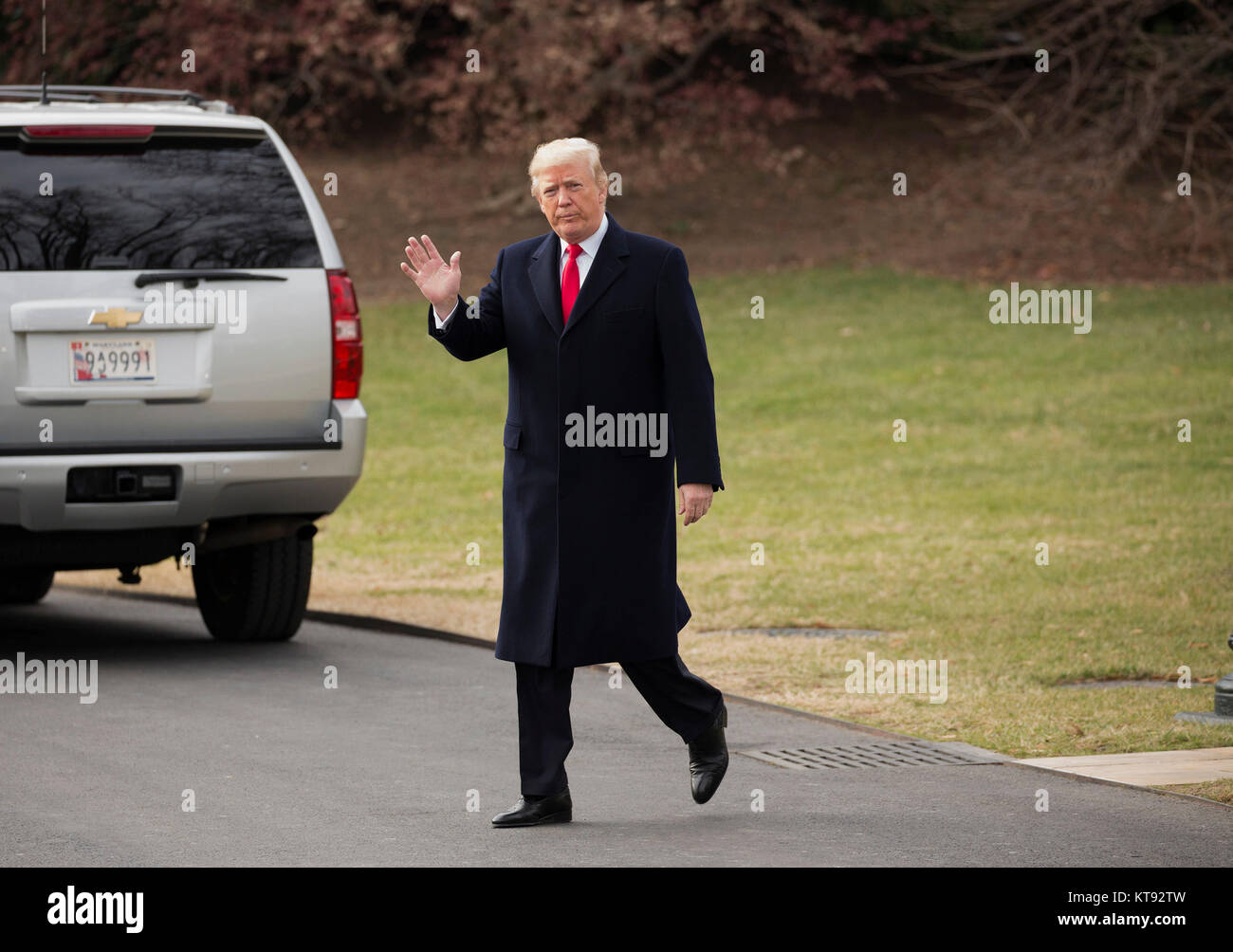 U.S. President Donald J. Trump departs the White House in Washington, DC, December 22, 2017 en route Mar-a-Lago in Palm Beach FL for his Christmas break after signing tax overhaul and budget bills. Credit: Chris Kleponis/CNP - NO WIRE SERVICE - Photo: Chris Kleponis/Consolidated/dpa Stock Photo