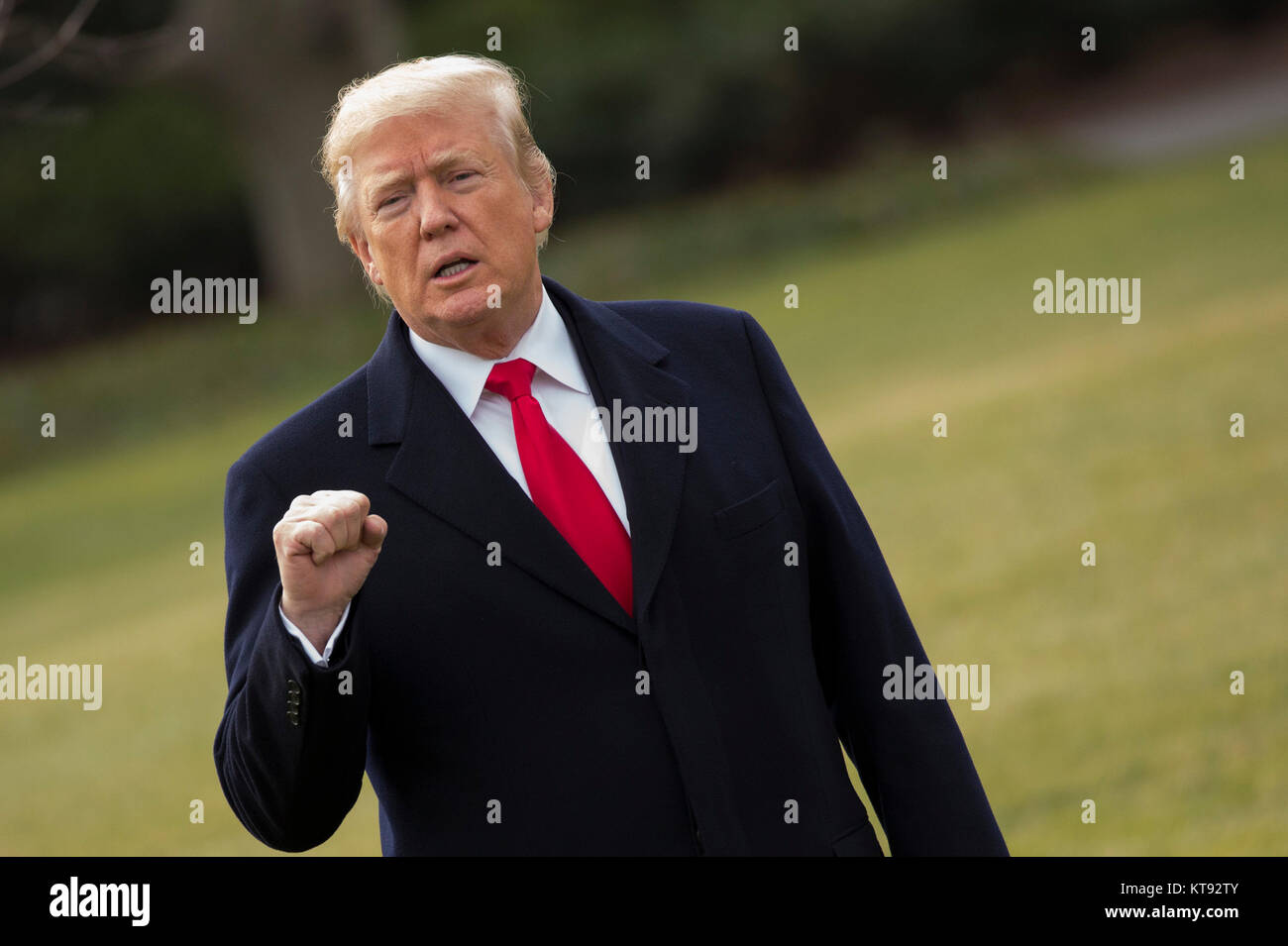 U.S. President Donald J. Trump departs the White House in Washington, DC, December 22, 2017 en route Mar-a-Lago in Palm Beach FL for his Christmas break after signing tax overhaul and budget bills. Credit: Chris Kleponis/CNP - NO WIRE SERVICE - Photo: Chris Kleponis/Consolidated/dpa Stock Photo