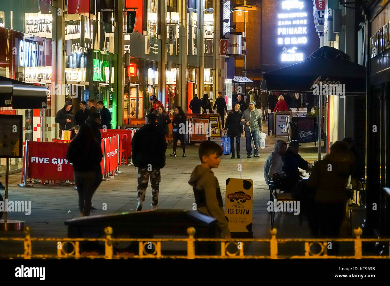 High Street, Guildford. 23rd December 2017. People enjoying late night