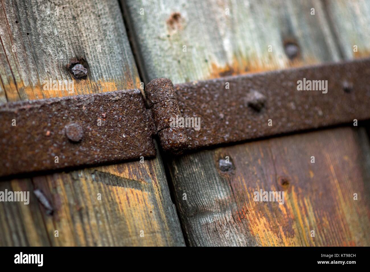 A hinge on a barn door in Sehnde (Germany), 17 August 2017. usage