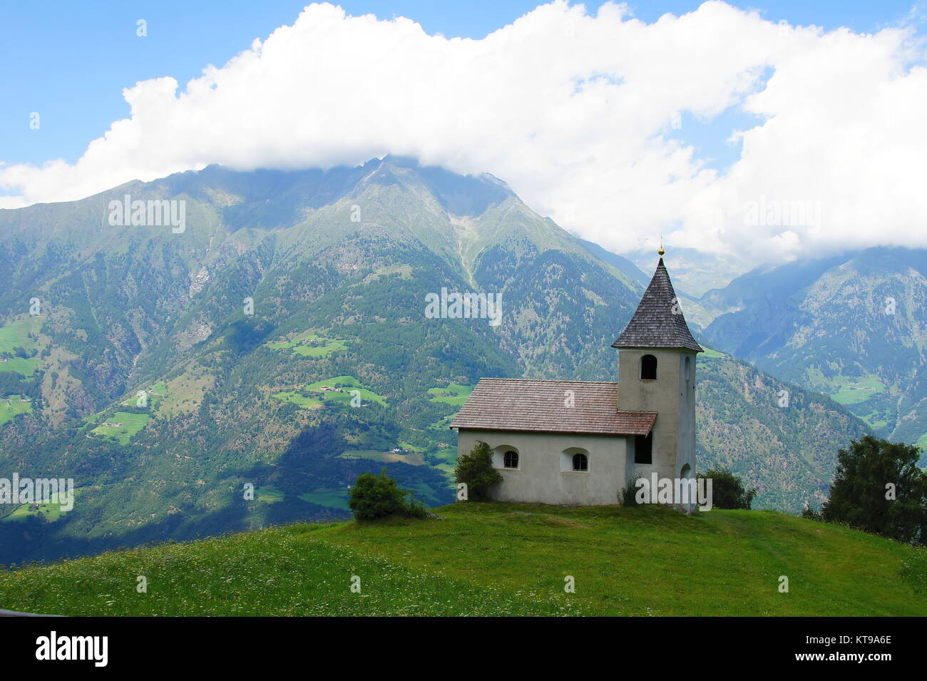 kleine Kirche in Aschbach im Vinschgau in Südtirol Stock Photo
