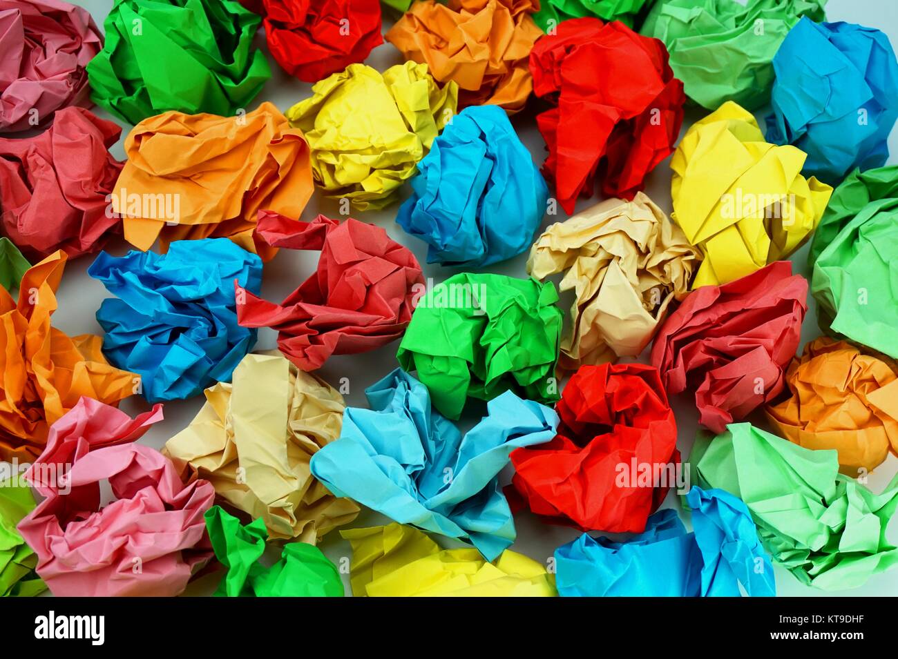 Bunte zerknüllte Papiere als farbenfroher Hintergrund Stock Photo