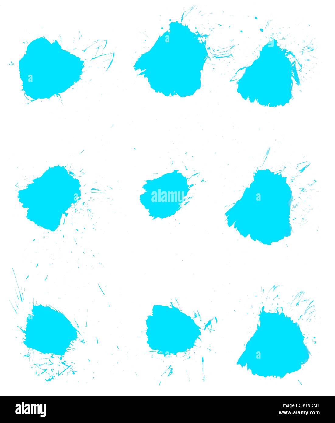 Sammlung von 9 isolierten unordentlichen hellblauen Flecken mit Klecksen und Farbspritzern Stock Photo