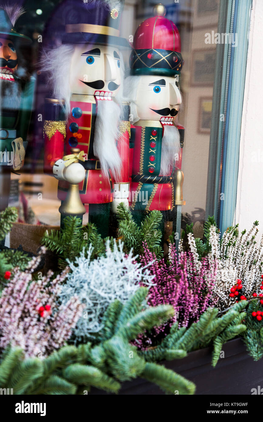 how to decorate with nutcrackers