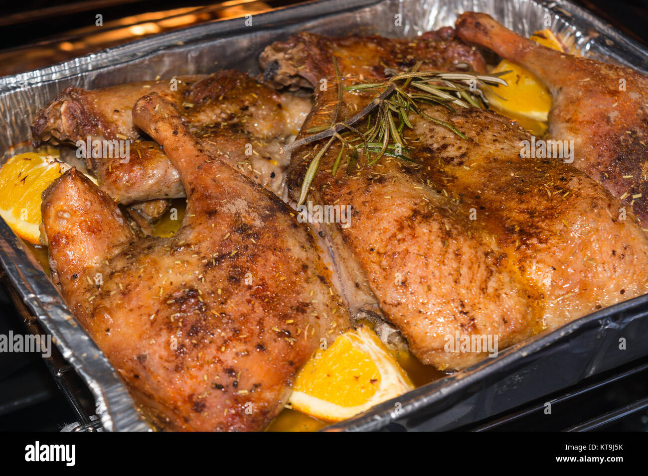 Knuspriger Entenbraten in einer Aluschale im Backofen Stock Photo - Alamy Knuspriger Entenbraten in einer Aluschale im Backofen Stock Photo - Alamy