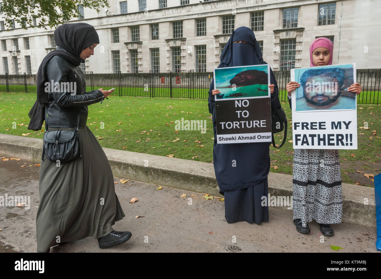 Narmeen Saleh Al Rubaye and her daughter Zainab at the protest for Shaker Aamer call for the release of Shawki Ahmed Omar, held by the US in Iraq in 2004, tortured and still in an Iraqi jail. Zainab has never seen her father. Stock Photo