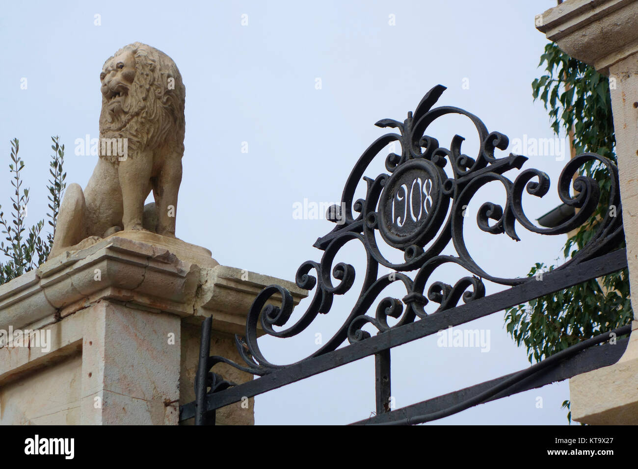 Statue of lion in the gateway of the Mercantile Discount Bank located in Jaffa Road West Jerusalem Israel. Now Bank Mercantile used to be the Mashiah Borchoff House, Built in 1908 for a wealthy Uzbek merchant. Stock Photo