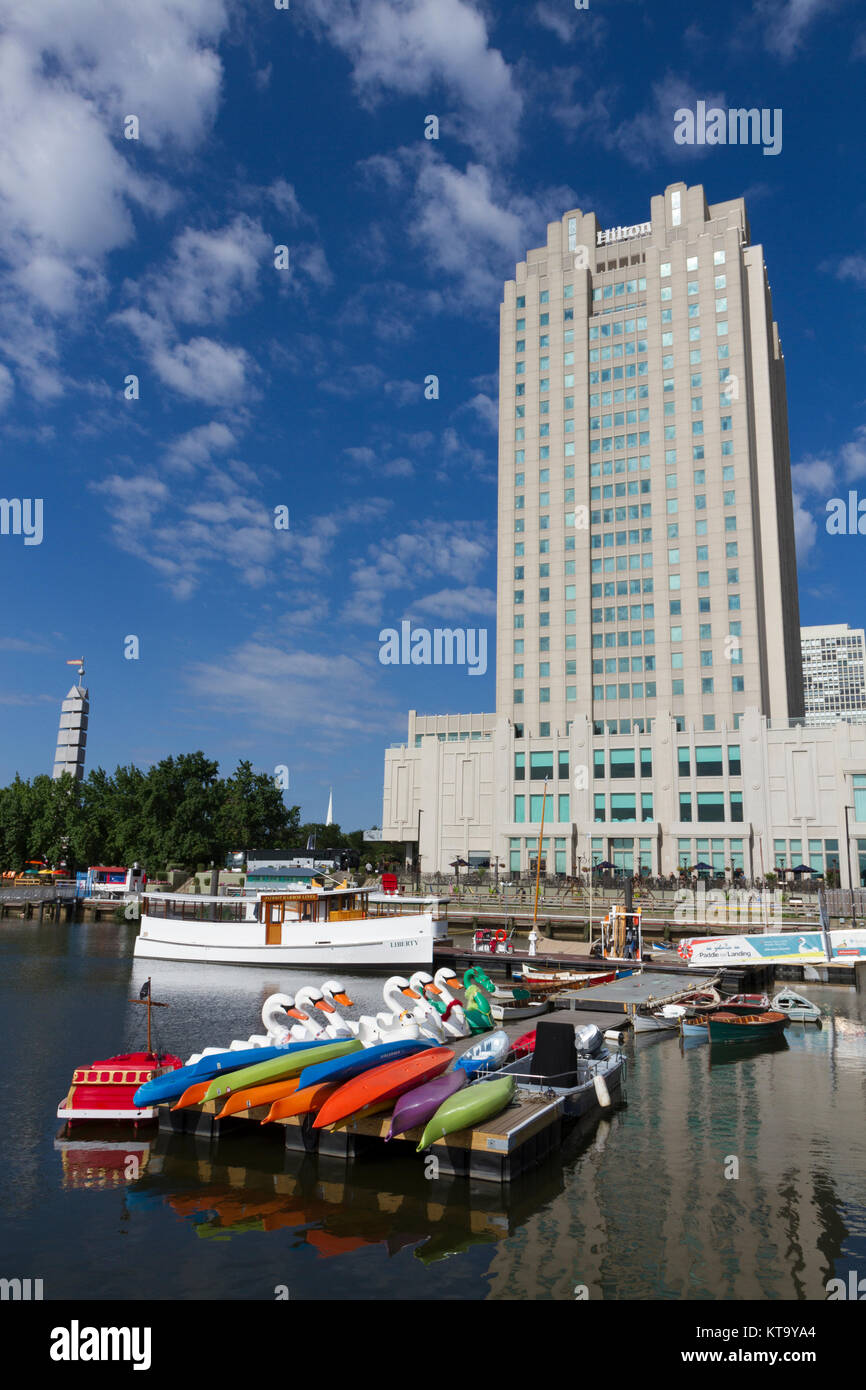 Penn's Landing Marina with the Hilton Philadelphia at Penn's Landing