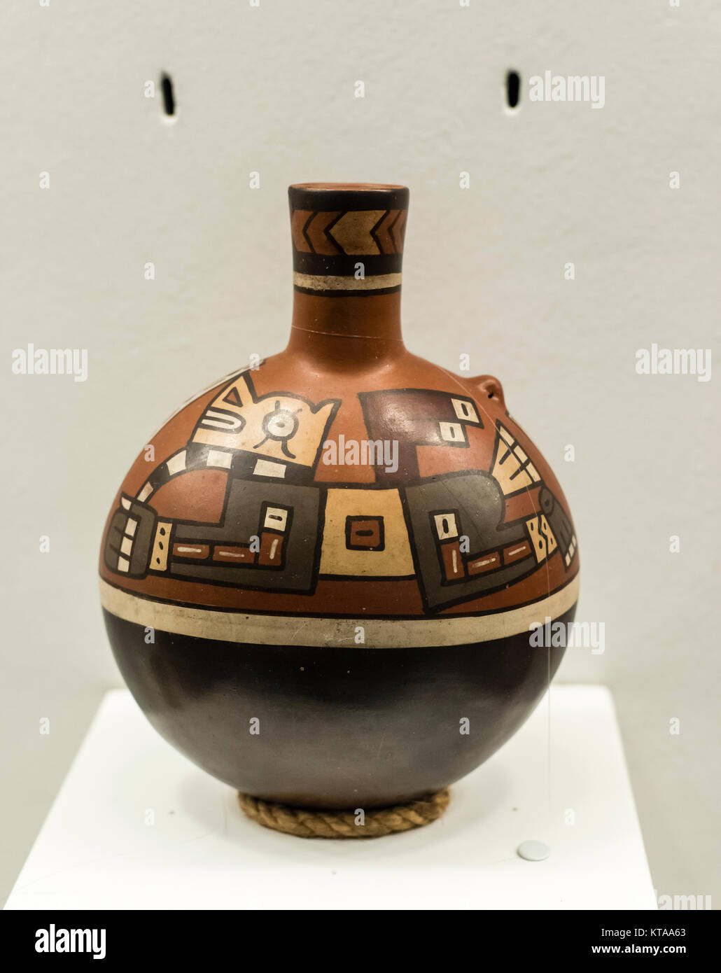 Ceramic vessel nazca culture 100 hi-res stock photography and images ...
