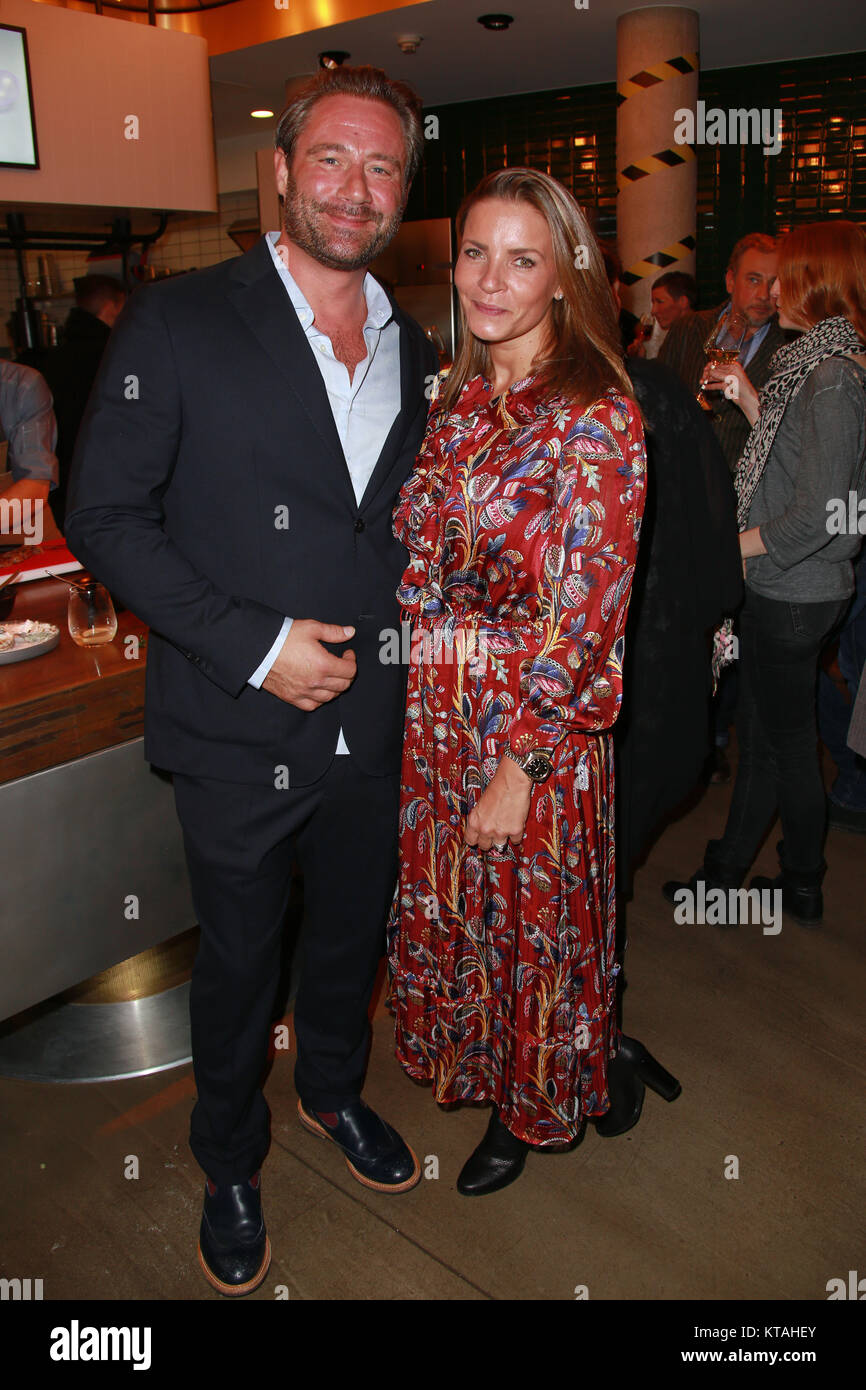 Tim Mälzer celebrates the first anniversary of his restaurant 'Die gute  Botschaft'. Featuring: Sasha mit Ehefrau Julia Where: Hamburg, Germany  When: 22 Nov 2017 Credit: Becher/WENN.com Stock Photo - Alamy