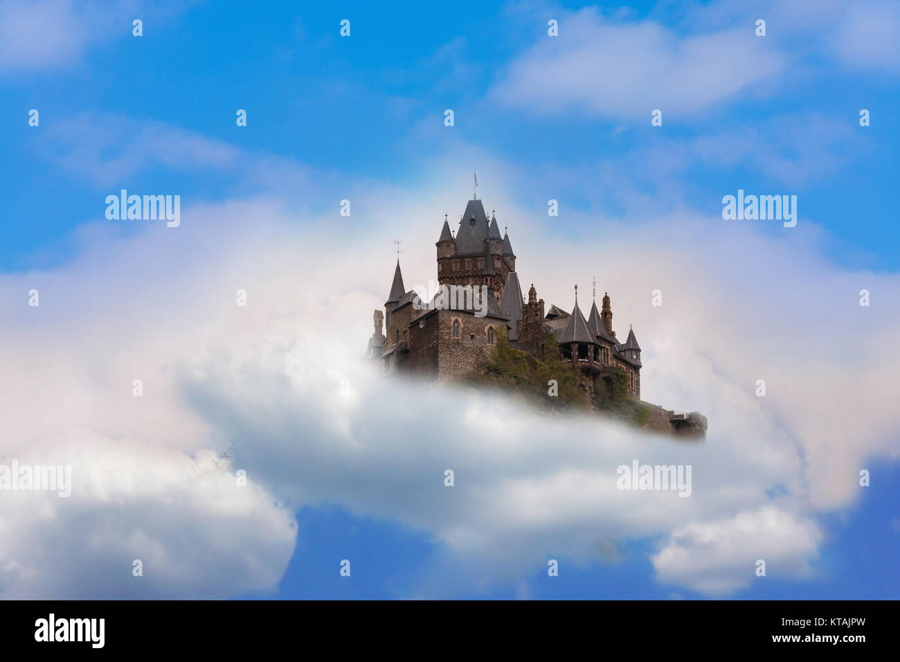Fotomontage der Reichsburg von Cochem. Luftschloss Fantasy Schloss in den Wolken. Stock Photo