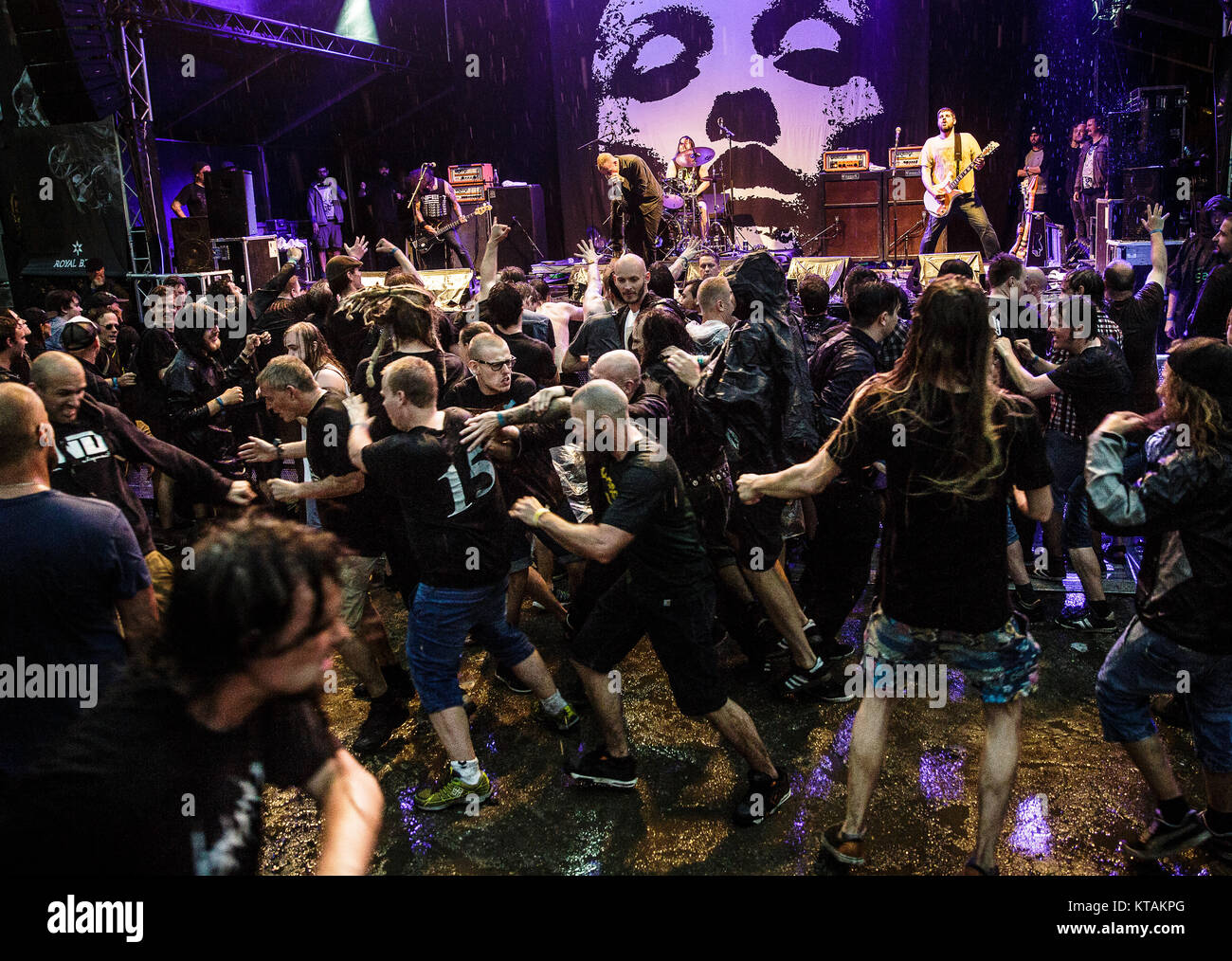 Mosh pit heavy metal concert hi-res stock photography and images - Alamy