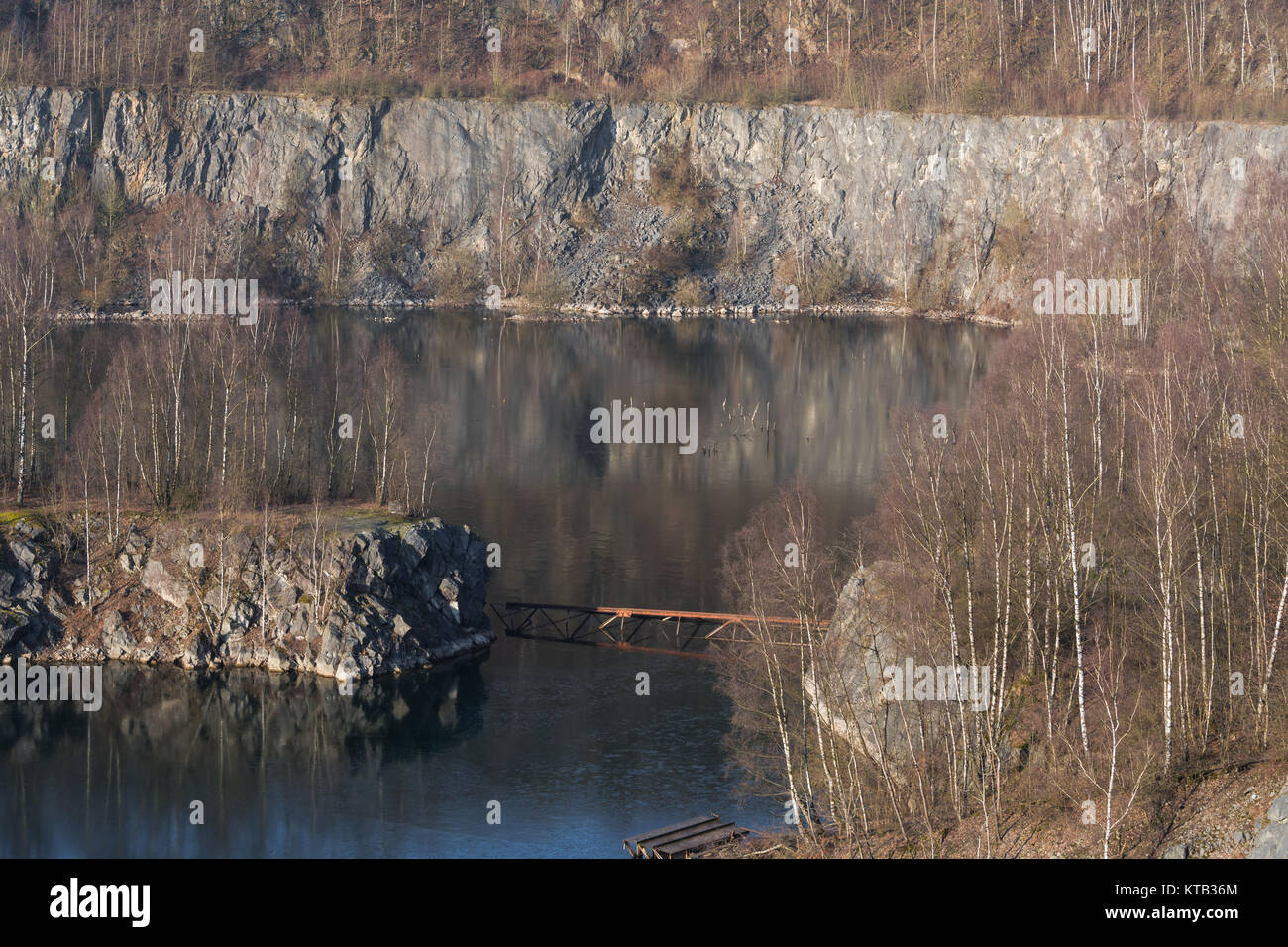 Panorama-Blick auf einen alten offenen Tagebau der Kalksteinwerke in Wülfrath, Deutschland an einem Wintertag. Stock Photo