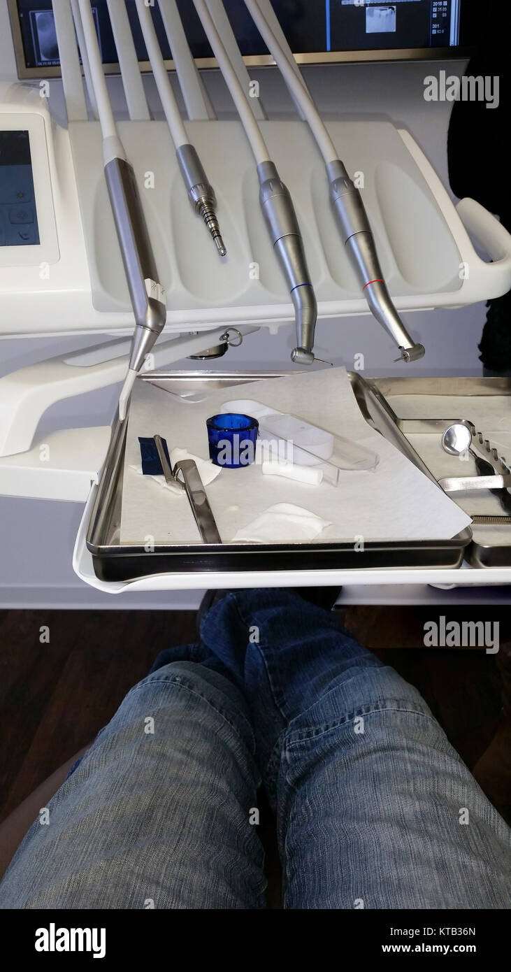 Zahnarztstuhl und Zahnmedizinische Werkzeuge in einer modernen Zahnarztpraxis. Stock Photo