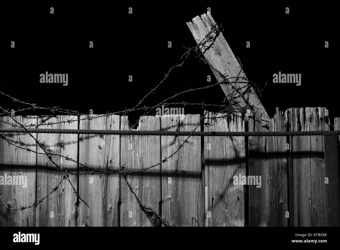 wooden fence with barbed wire Stock Photo - Alamy