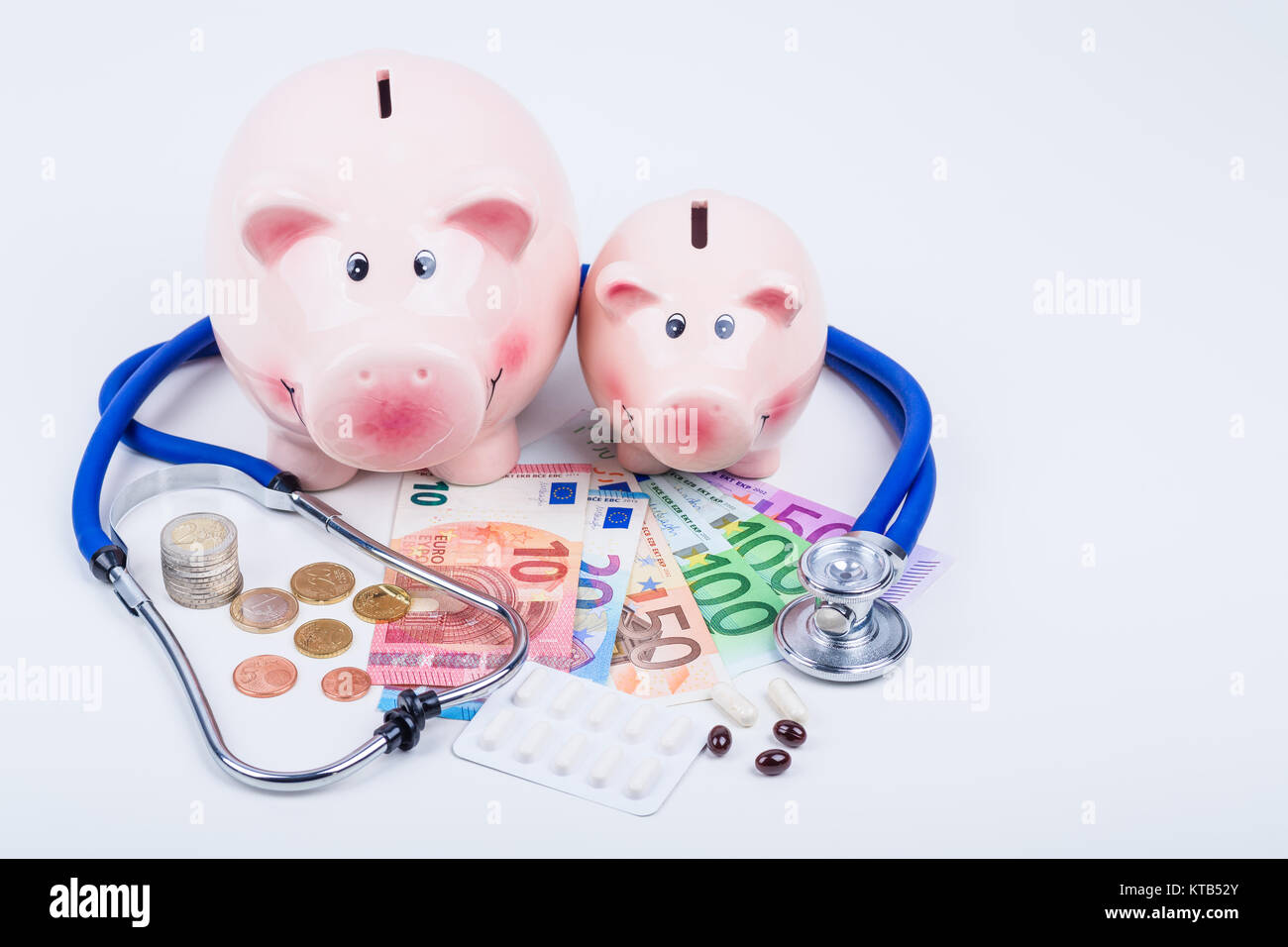 Sparschweine mit Geld,Medikamenten und Stethoskop Stock Photo