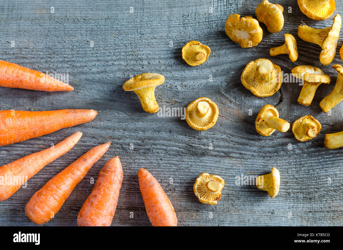 Chanterelles & carrots Stock Photo Alamy