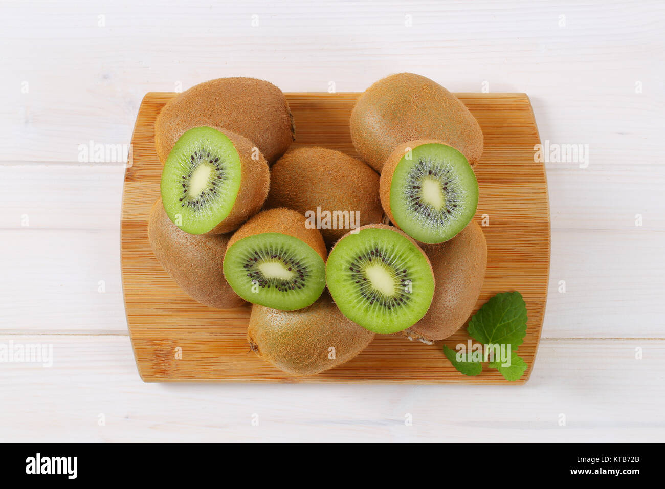 Whole kiwis pile hi-res stock photography and images - Alamy