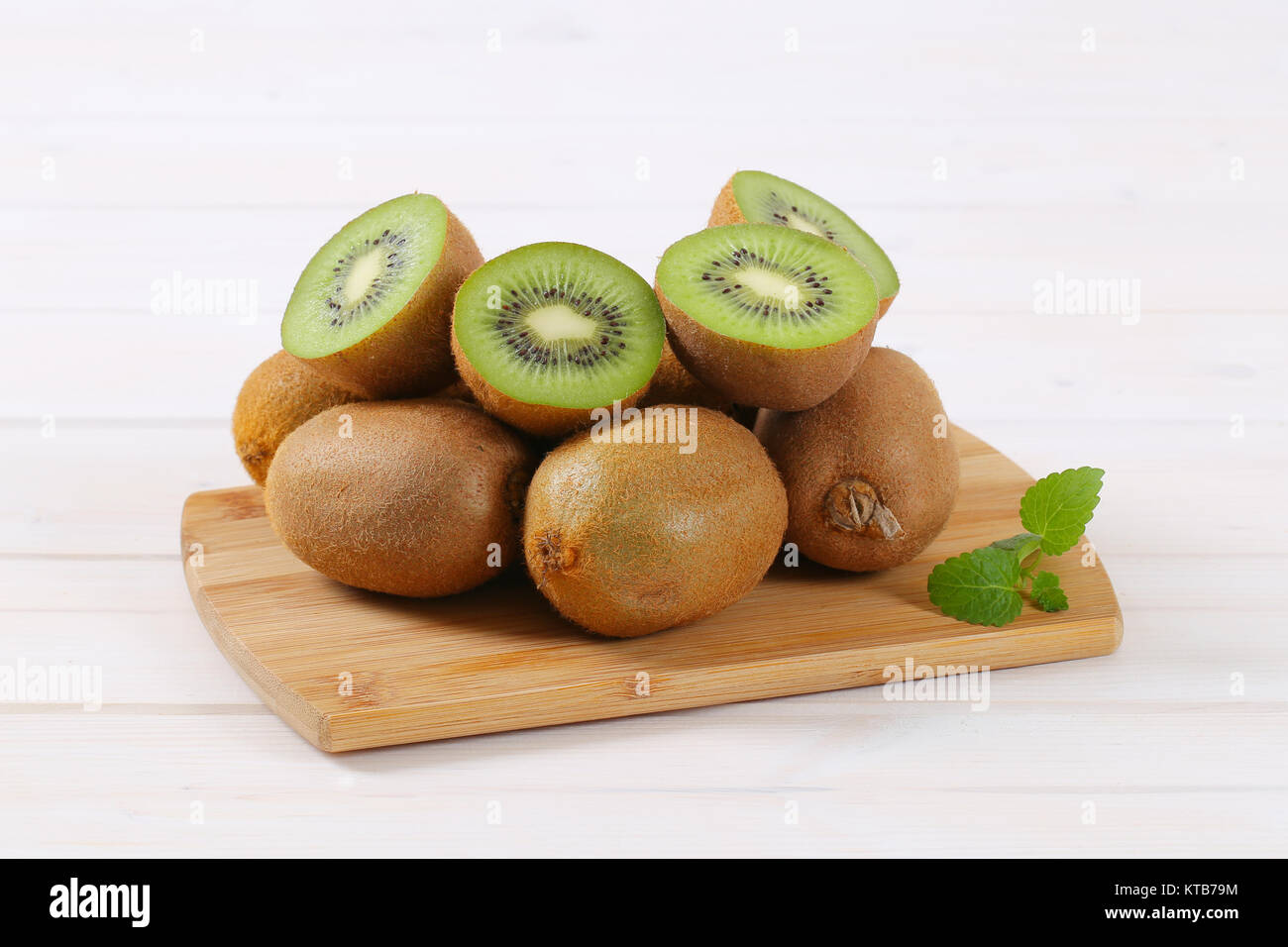 Whole kiwis pile hi-res stock photography and images - Alamy