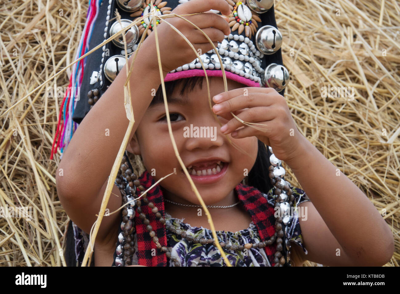 Akha Mädchen, ethnische Gruppe vom Bergvolk mit traditionellem Kopfschmuck Stock Photo