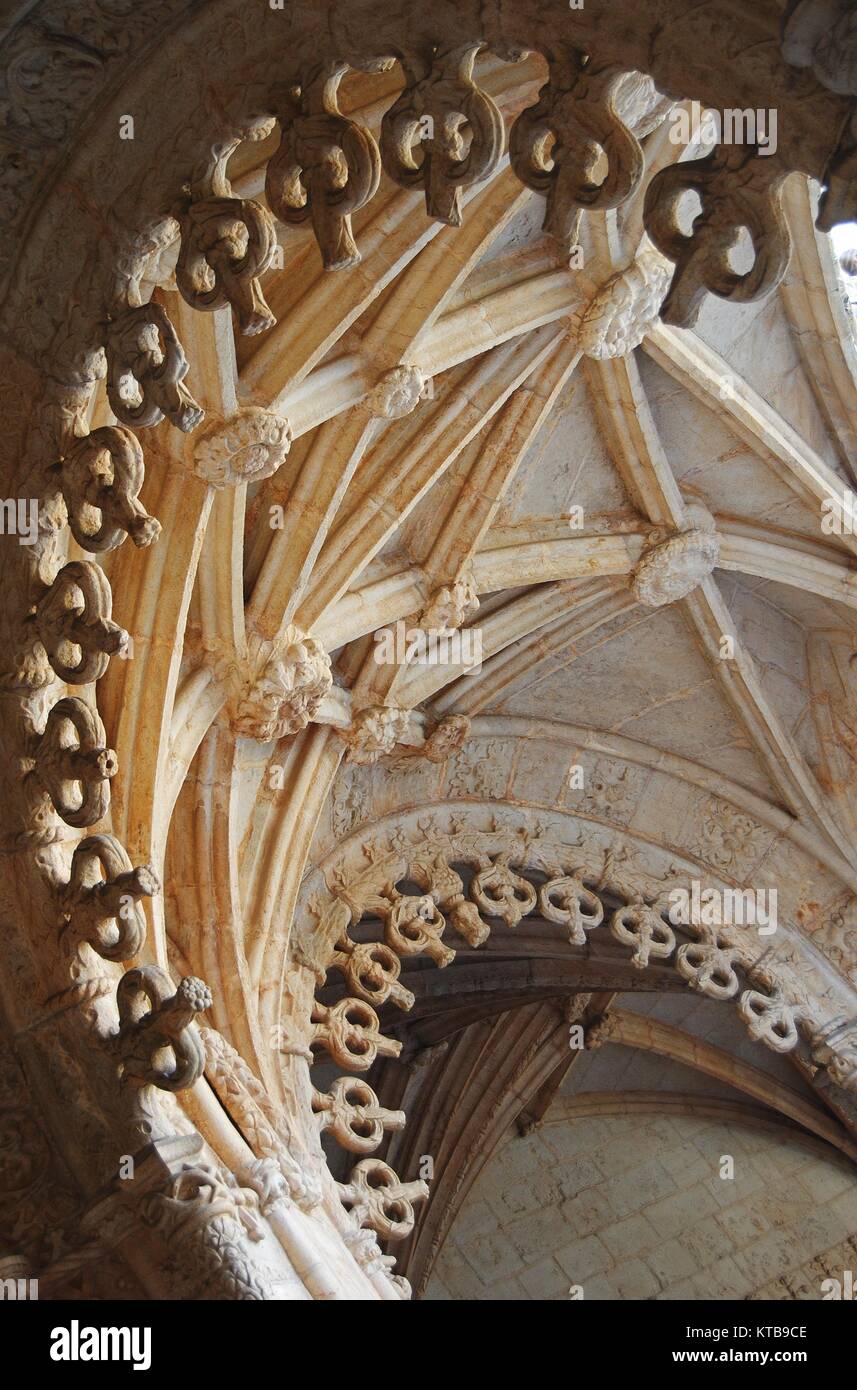 Scalloped arch hi-res stock photography and images - Alamy