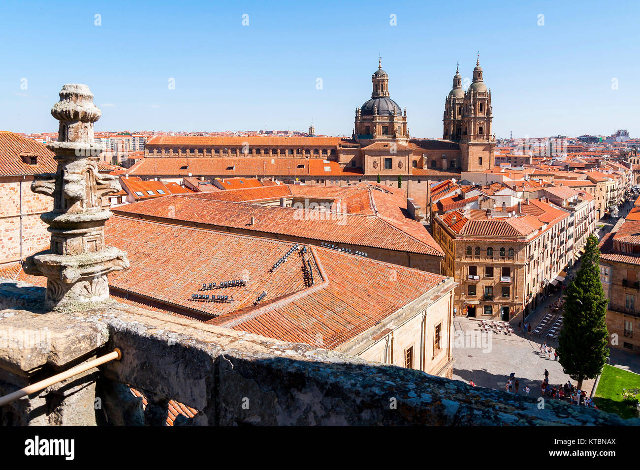 La Clerecía vista desde la catedral de Salamanca. Ciudad Patrimonio de la Humanidad. Castilla León. España Stock Photo