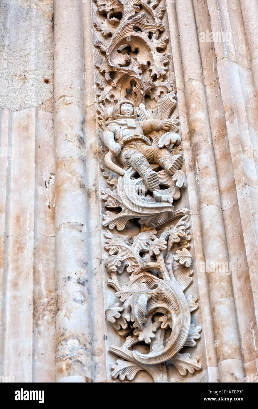 Astronauta exterior hi-res stock photography and images - Alamy, image size:879x1390