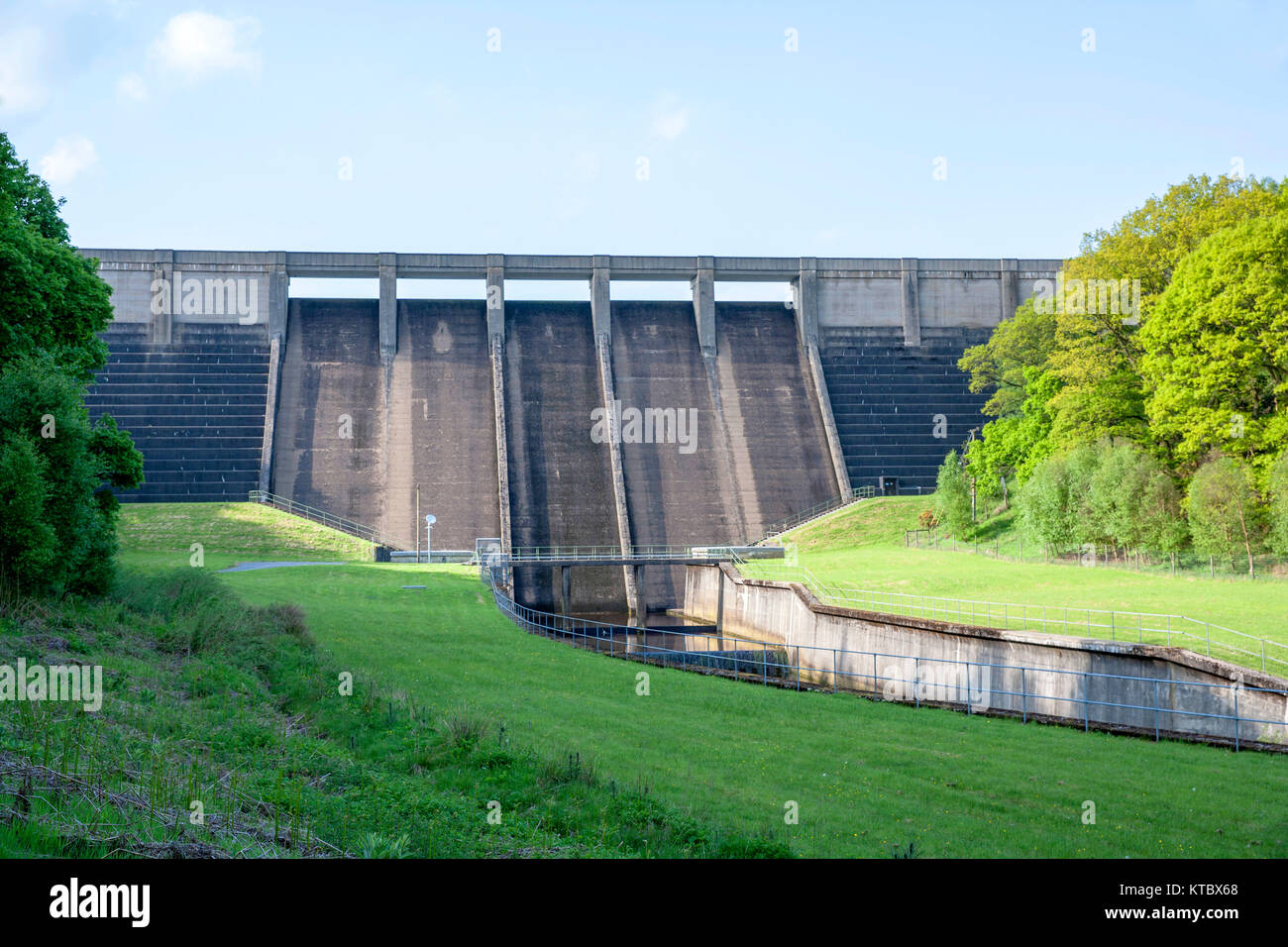 Yorkshire Water Companies Thruscross Reservoir Dam spans the beautiful Washburn valley Nidderdale, North Yorkshire Stock Photo
