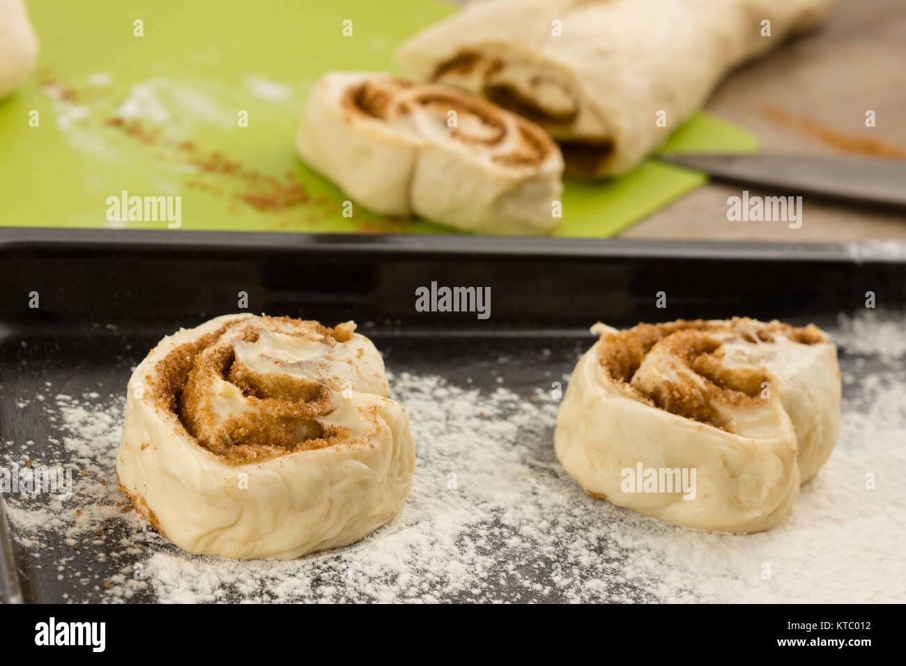 Zimtschnecken auf dem Blech bereit zum Backen Stock Photo - Alamy