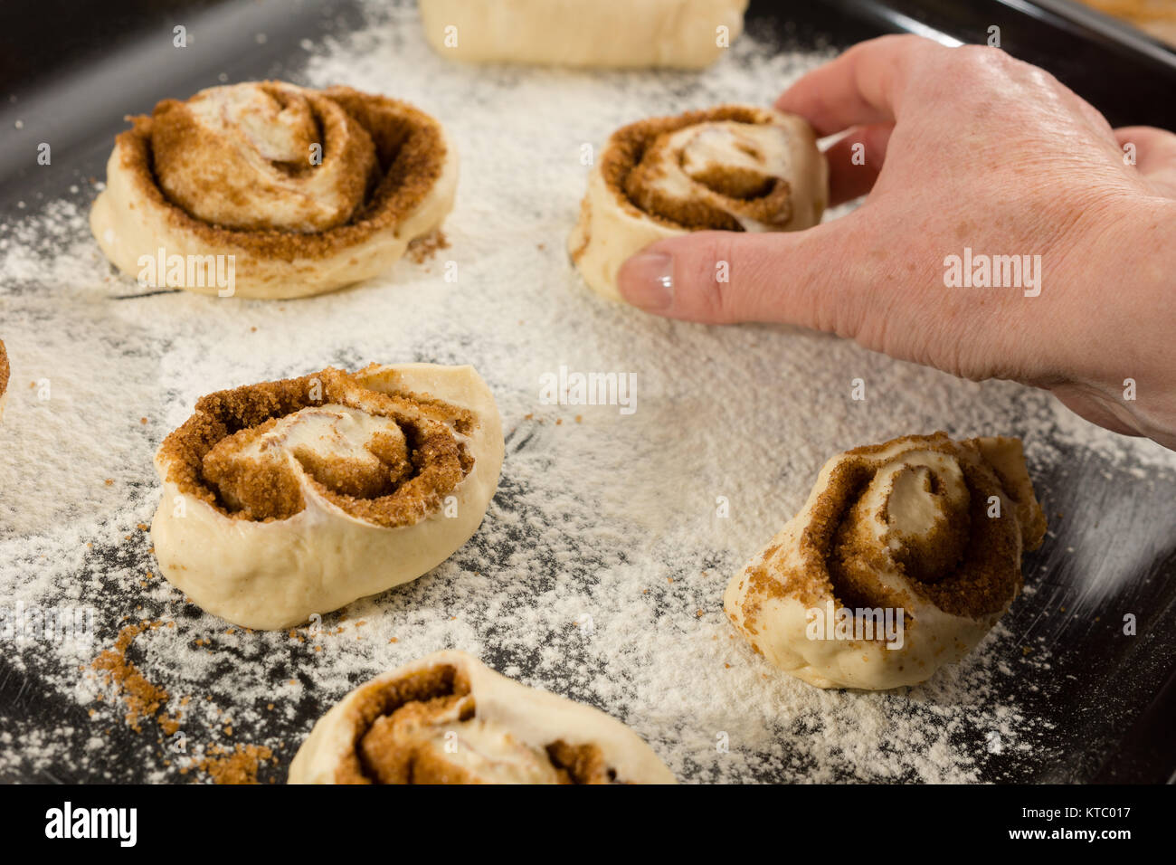 Zimtschnecken auf dem Blech bereit zum Backen Stock Photo - Alamy