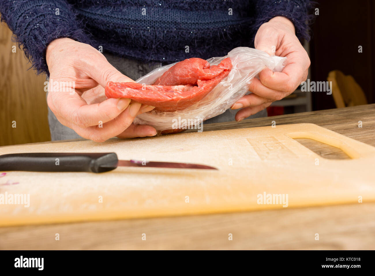 Auspacken des Fleisches für die Zubereitung von Rouladen Stock Photo
