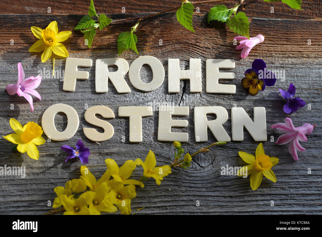 Frohe Ostern auf Holzhintergrund Stock Photo