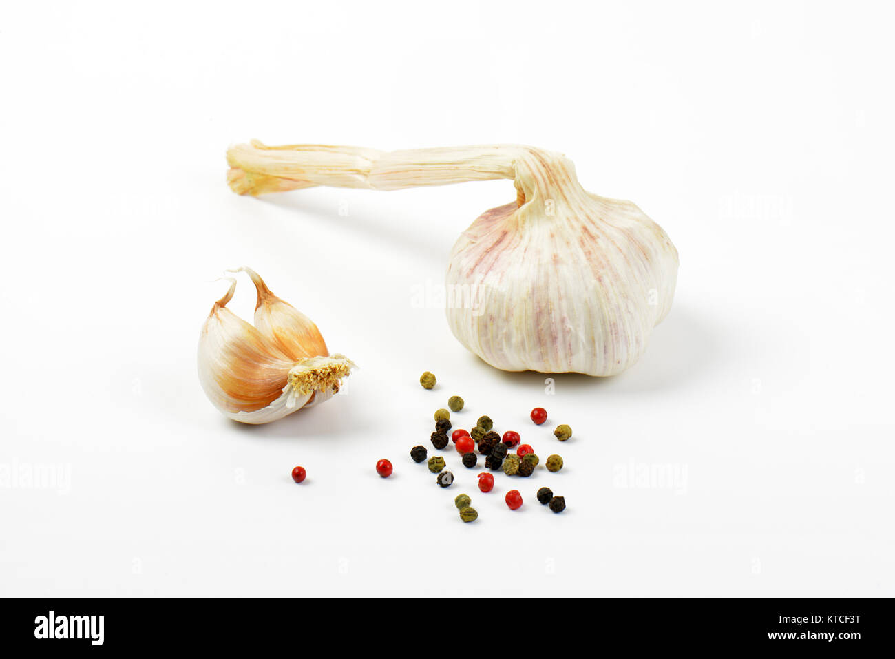 fresh garlic and peppercorns Stock Photo Alamy