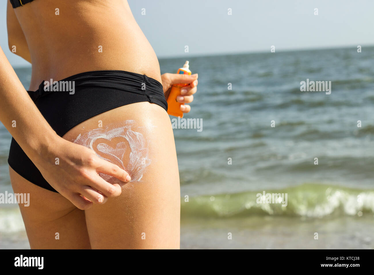 Girl applying suntan lotion on hires stock photography and images Alamy