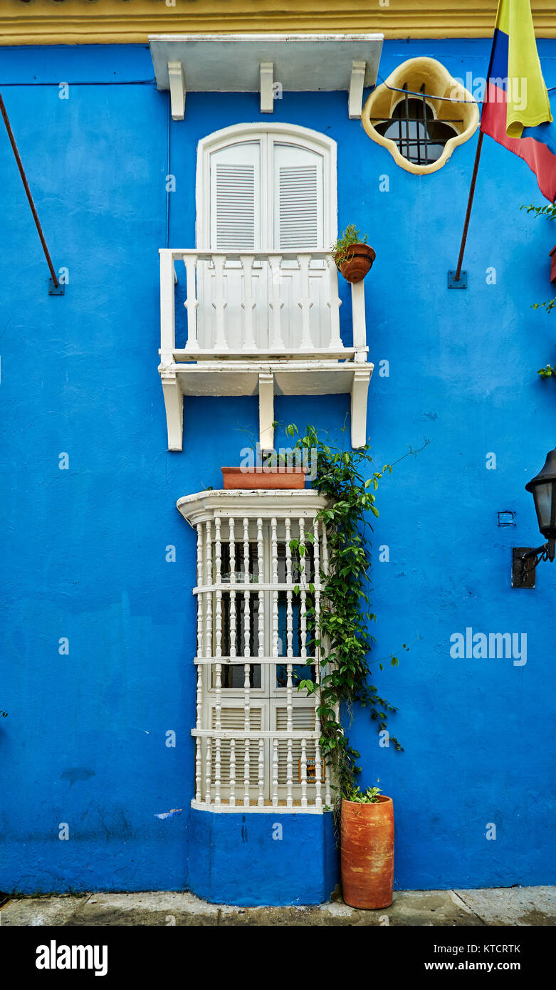 typische bunte Hausfassaden mit Balkon von Cartagena de Indias, Kolumbien, Suedamerika |typical colorful facades with balconys of houses in Cartagena  Stock Photo