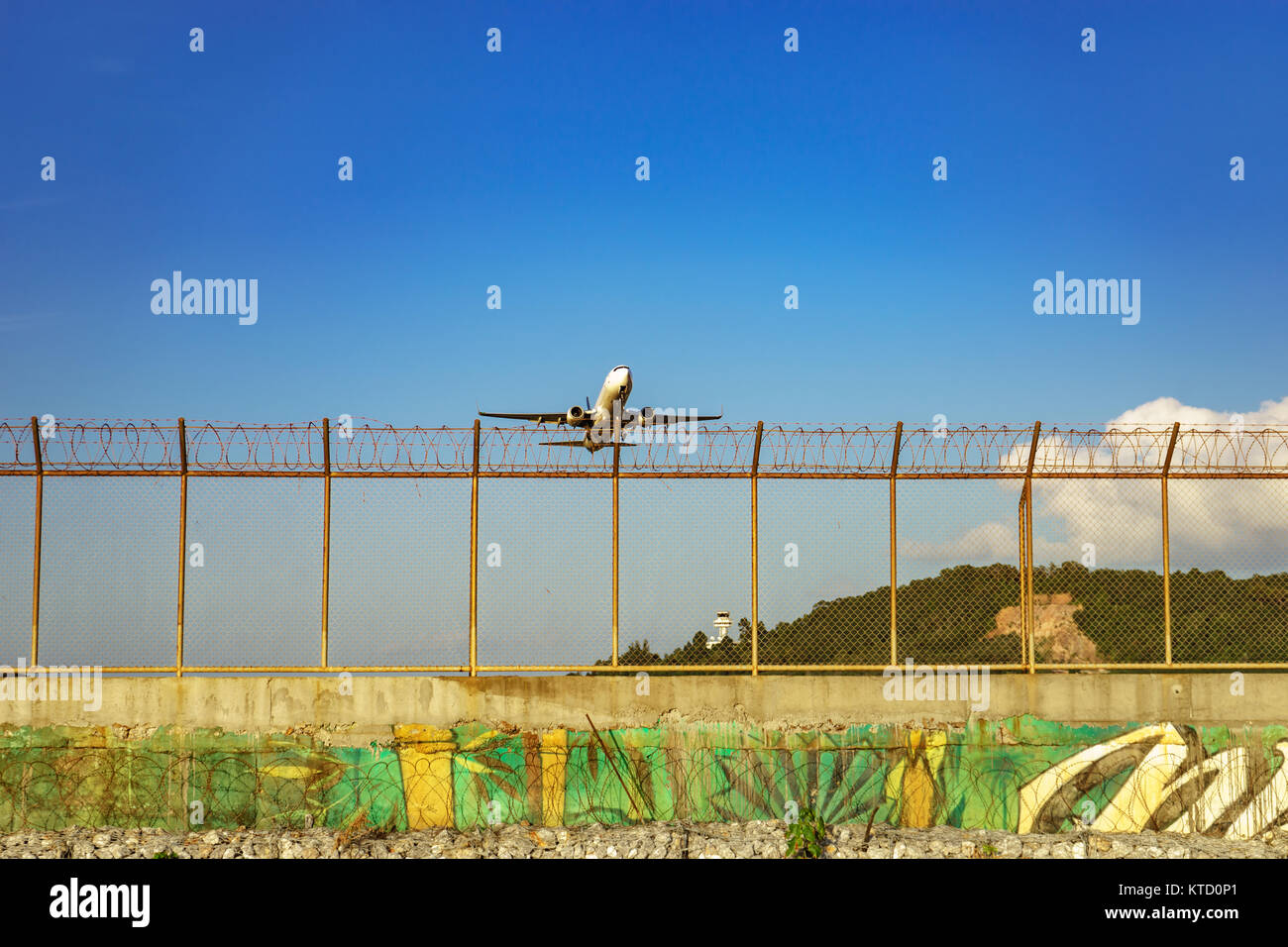 Plane take off airport hi-res stock photography and images - Alamy