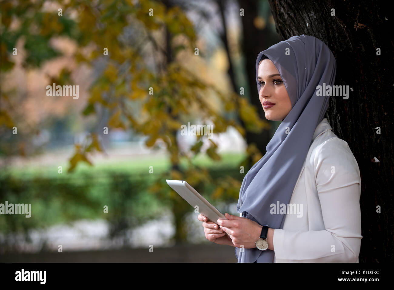 Girl wearing hijab hi-res stock photography and images - Alamy