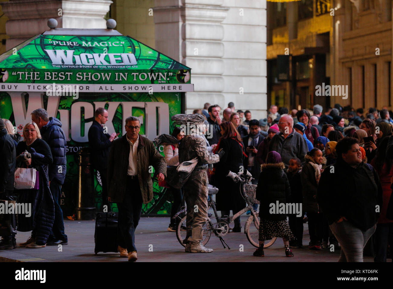 December 2017 Piccadilly, London, England, Europe. Street artist