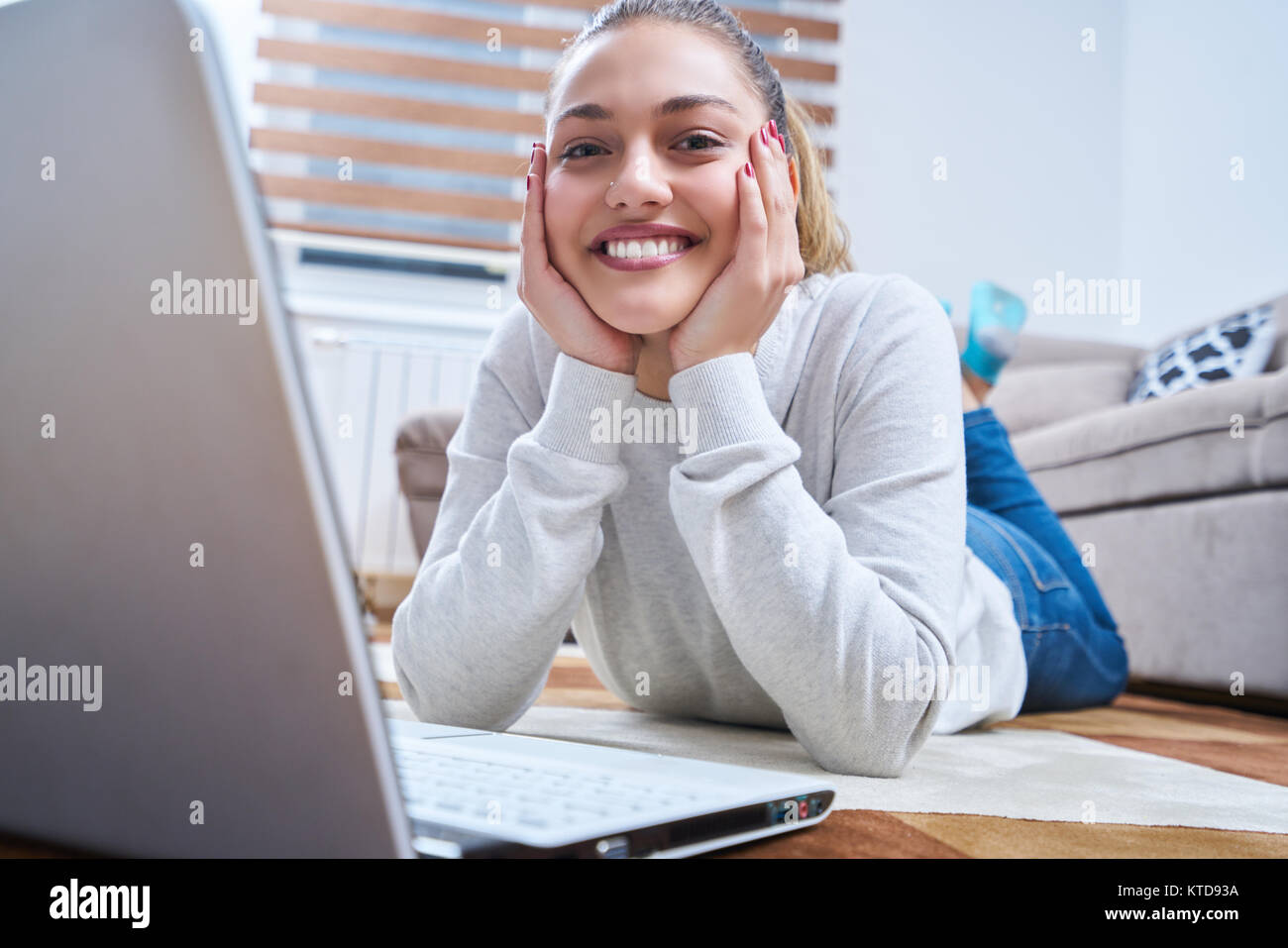 woman lying on floor and using laptop Stock Photo - Alamy