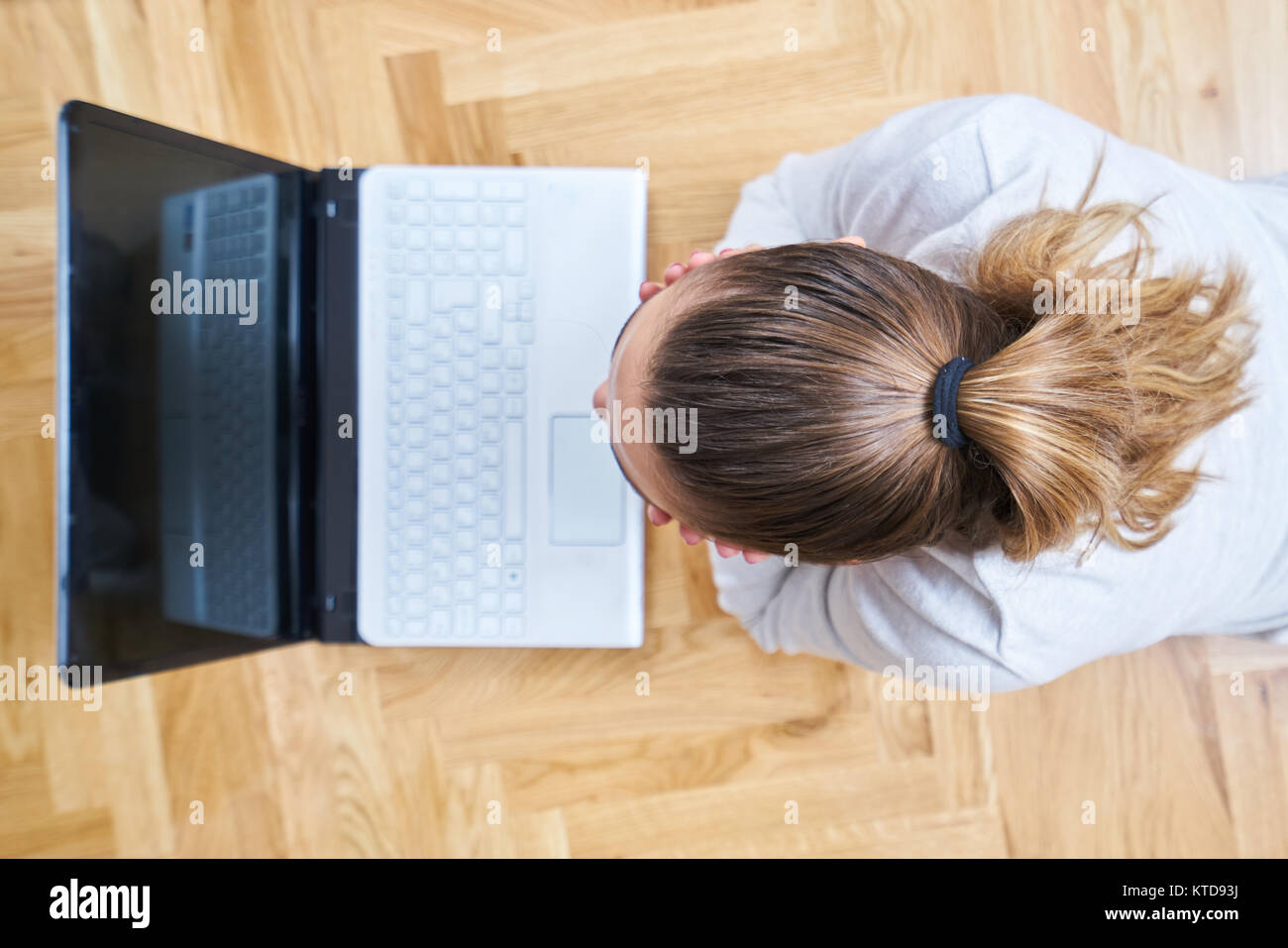 woman lying on floor and using laptop Stock Photo - Alamy