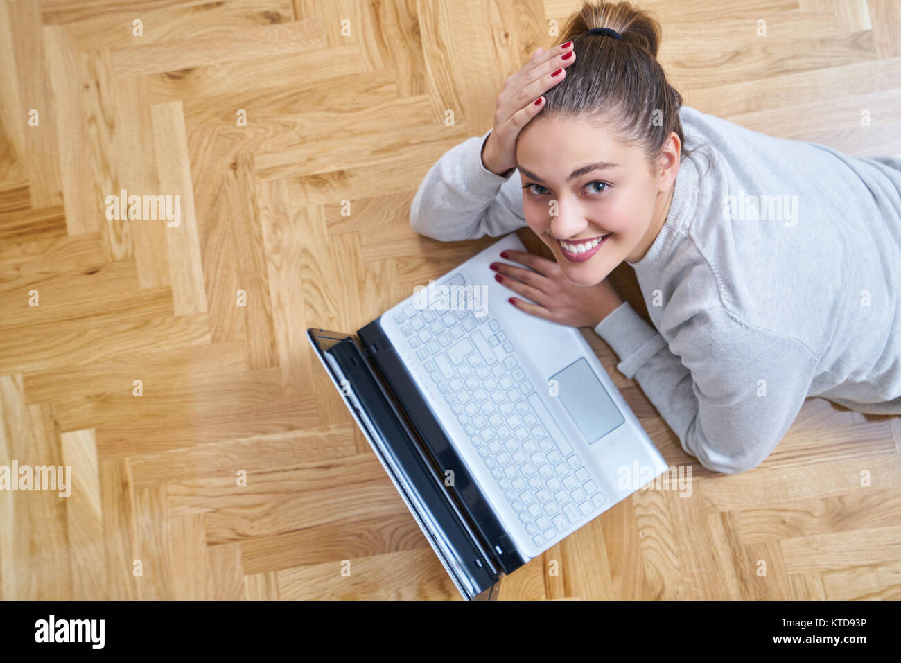 woman lying on floor and using laptop Stock Photo - Alamy