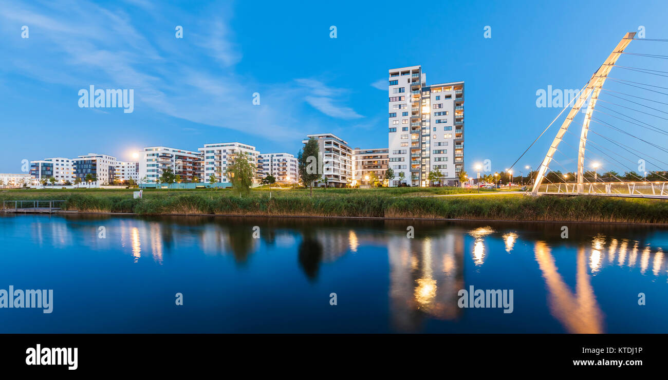 Deutschland, Baden-Württemberg, Sindelfingen, Böblingen, Stadtteil Flugfeld, Neubaugebiet, Langer See, Harfenbrücke, Neubau, Wohnbau, Mehrfamilienhäus Stock Photo