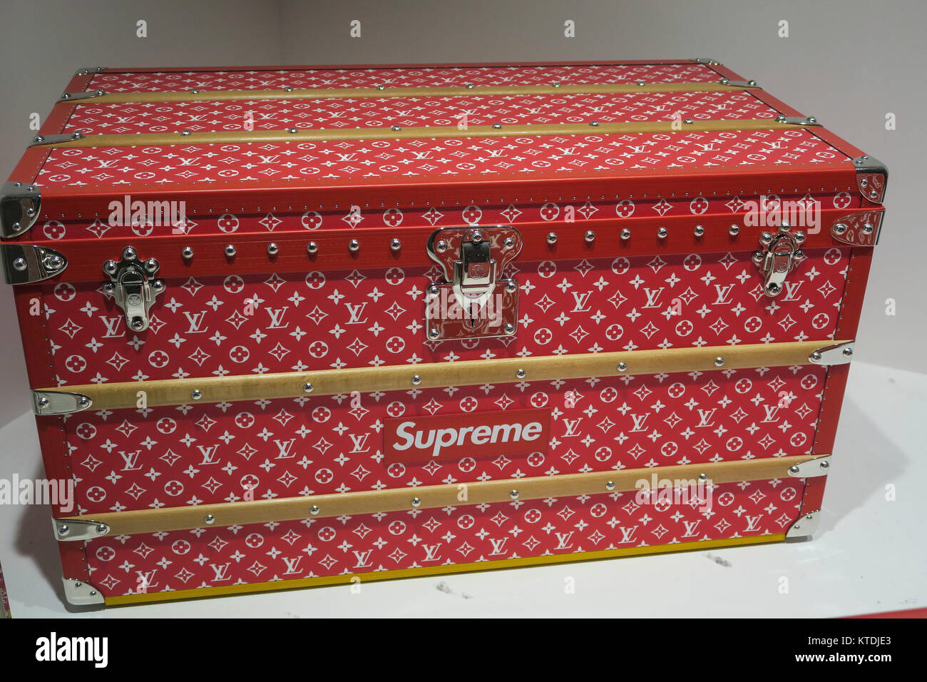 File:Berlin- Louis Vuitton luggage suitcase set - 4360.jpg - Wikimedia  Commons