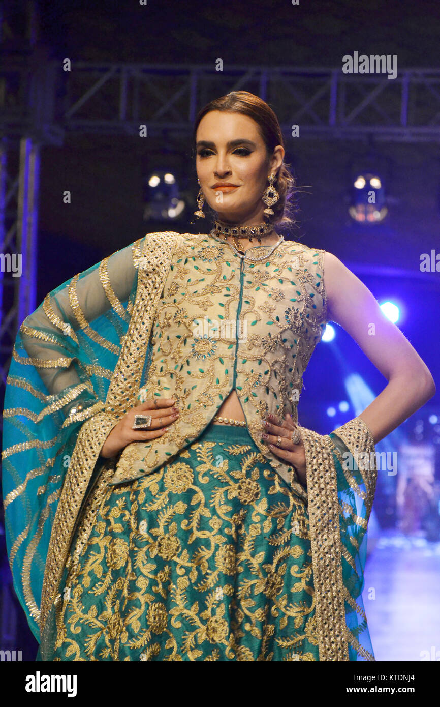 Hyderabad, Pakistan. 22nd Dec, 2017. A models pose during the